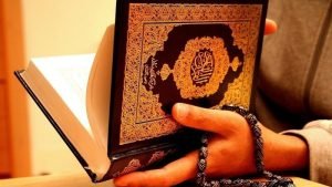 Cara Memegang Al-Qur’an yang Baik dan Benar