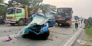 Tangis di Jalan Raya: Kecelakaan Maut Renggut 7 Nyawa Rombongan Umrah di Gresik