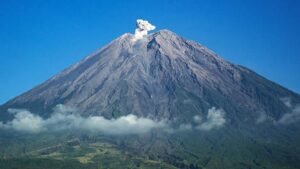 Pendakian Gunung Semeru Kini Dibatasi Sementara