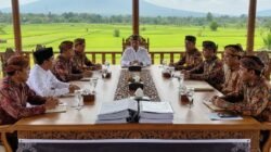 Mengkaji Peran Lembaga Adat Dalam Menyelesaikan Konflik Politik Lokal di Berbagai Daerah Indonesia